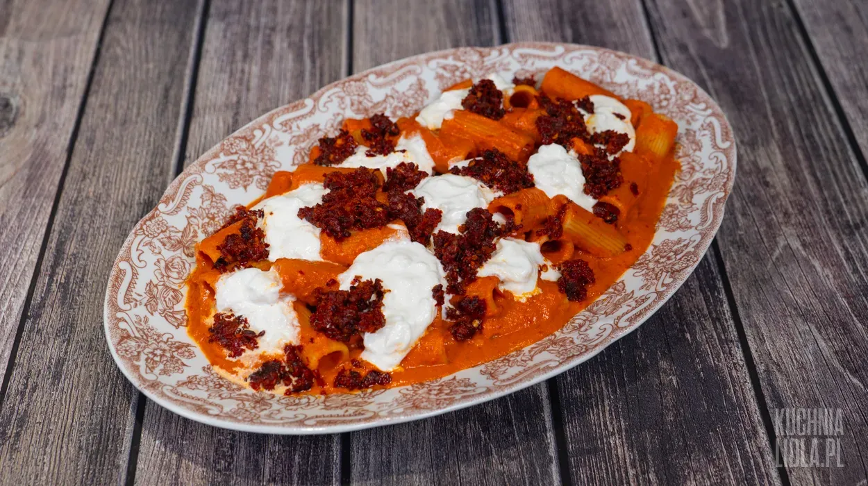 Rigatoni z sosem i burratą